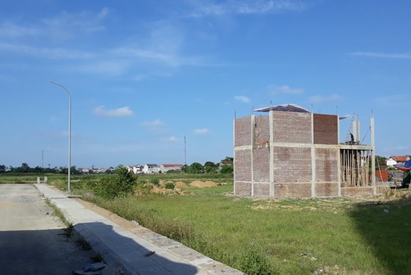 Giá đất tại TP Vinh (Nghệ An) tăng chóng mặt chỉ trong một thời gian ngắn khiến nhà đầu tư như “ngồi trên đống lửa”.br class=