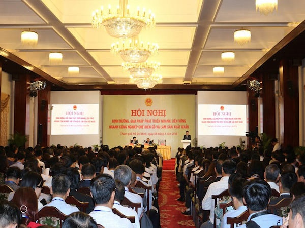Sáng ngày 8/8, tại TPHCM, Thủ tướng Chính phủ Nguyễn Xuân Phúc chủ trì Hội nghị “Định hướng, giải pháp phát triển nhanh, bền vững ngành công nghiệp chế biến gỗ và lâm sản xuất khẩu”.