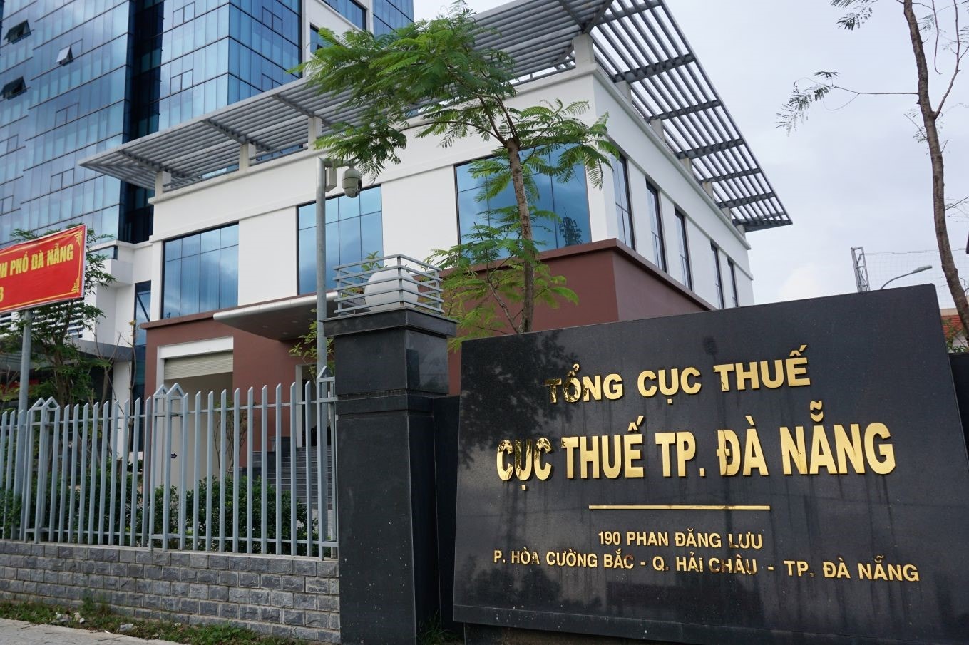 Cục Thuế Đà Nẵng áp dụng (văn bản ngày 4/8) là chỉ đạo các chi cục “khẩn trương có văn bản đề nghị các ngân hàng trên địa bàn hợp tác trong việc kiểm tra dòng tiền từ Facebook, Google, Youtube…được chuyển về Việt Nam