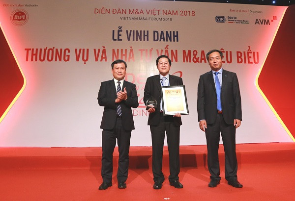 Ông Phạm Quốc Thanh-P.TGĐ HDBank (giữa) nhận giải Thương vụ IPO tiêu biểu