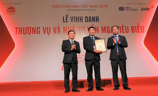 Ông Lê Thành Trung-P.TGĐ HDBank (giữa) nhận giải bình chọn “Doanh nghiệp có chiến lược M&A tiêu biểu Nhất của Thập kỷ 