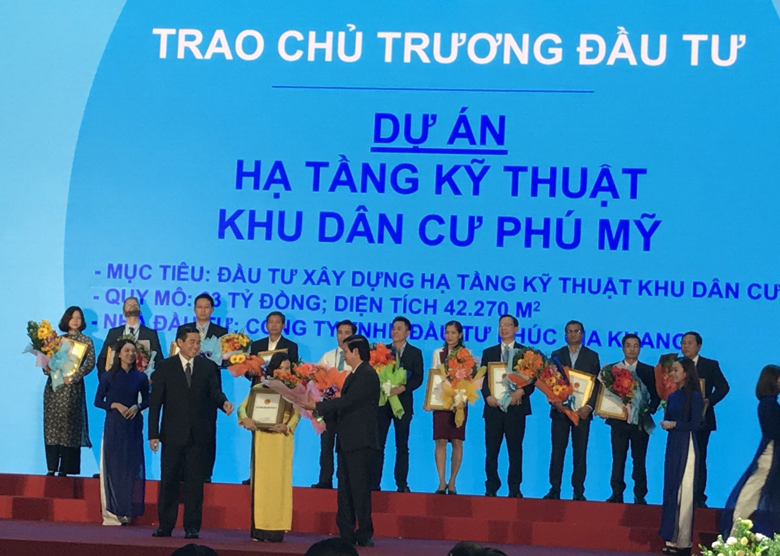 Lãnh đạo tỉnh Tiền Giang trao chủ trương đầu tư cho nhà đầu tư