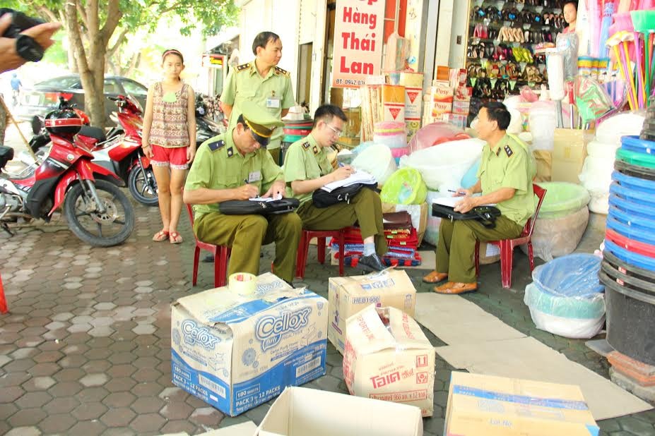 Lực lượng quản lý thị trường Nghệ An kiểm tra các mặt hàng đang được bày bán trên thị trường