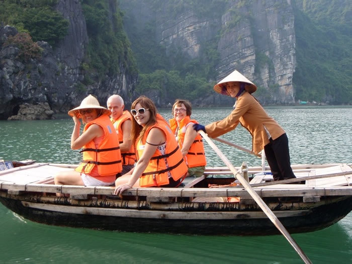 Cùng với sự sôi động của Làng chài Vông Viêng những năm trước kia là nguồn thu nhập khá cao cho người dân ở đây nhờ dịch vụ chèo đò