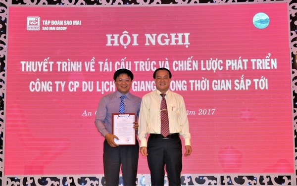 Ông Lê Thanh Thuấn, Chủ tịch, kiêm TGĐ Tập Đoàn Sao Mai trao quyết định bổ nhiệm ông Trương Vĩnh Thành giũa chức TGĐ An Giang Tourimex.