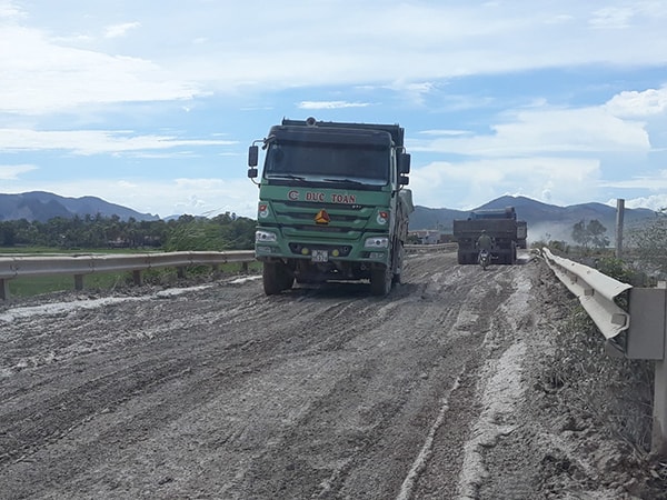 Xe tải trọng lớn vô tư cày xới tuyến đường Nghi Sơn – Bãi Trành, tỉnh Thanh Hóa