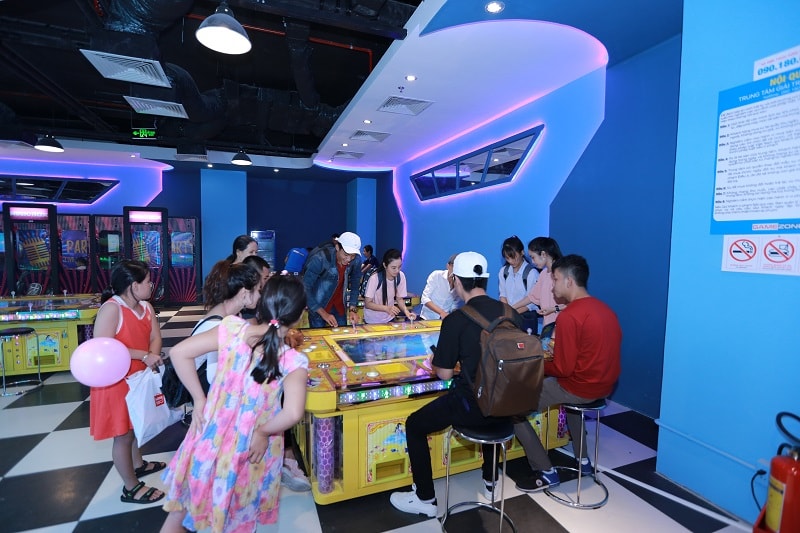 Các khách hàng đang trải nghiệm khu vui chơi BigFun trong TTTM Vincom Plaza Trần Phú