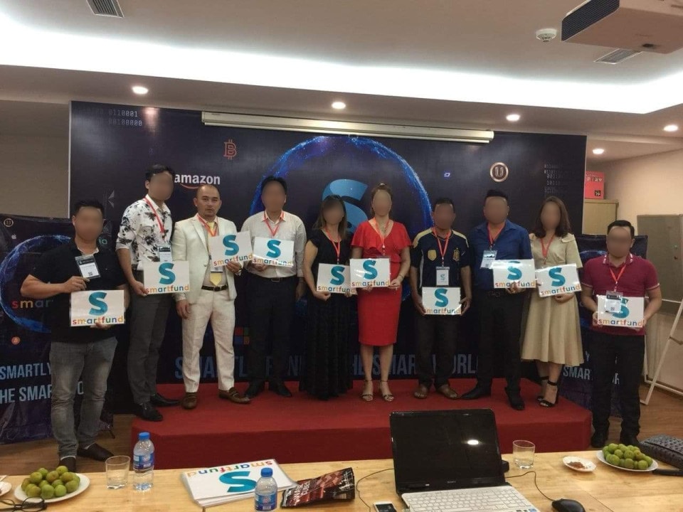 Ông Cao Văn Nguyên, (áo vets trắng, thứ 3 từ trái qua) là một trong 3 người đầu tư vào quỹ Smart Fund.