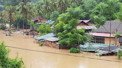 Nhà dân ở xã Mỹ Lý, huyện Kỳ Sơn (Nghệ An) bị ngập trong nước lũ  ẢNH HẢI THƯỢNG