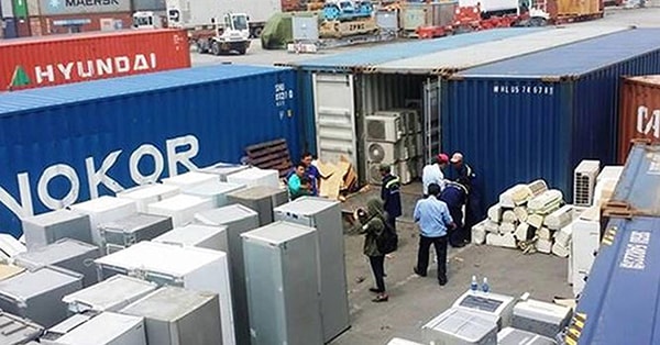 p/Hàng nghìn container phế liệu tồn đọng tại cảng Cát Lái, TPHCM. Ảnh: N.B.