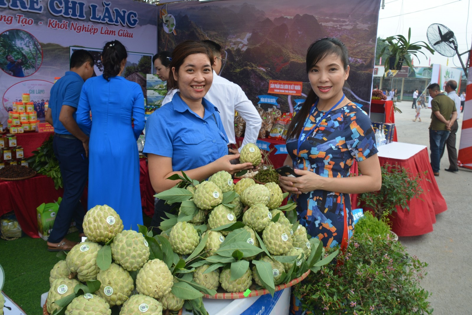 Gian hàng của đoàn thanh niên huyện Chi Lăng