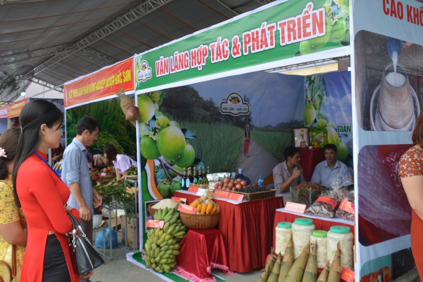 Không gian gian hàng giới thiệu nông sản các huyện của tỉnh Lạng Sơn