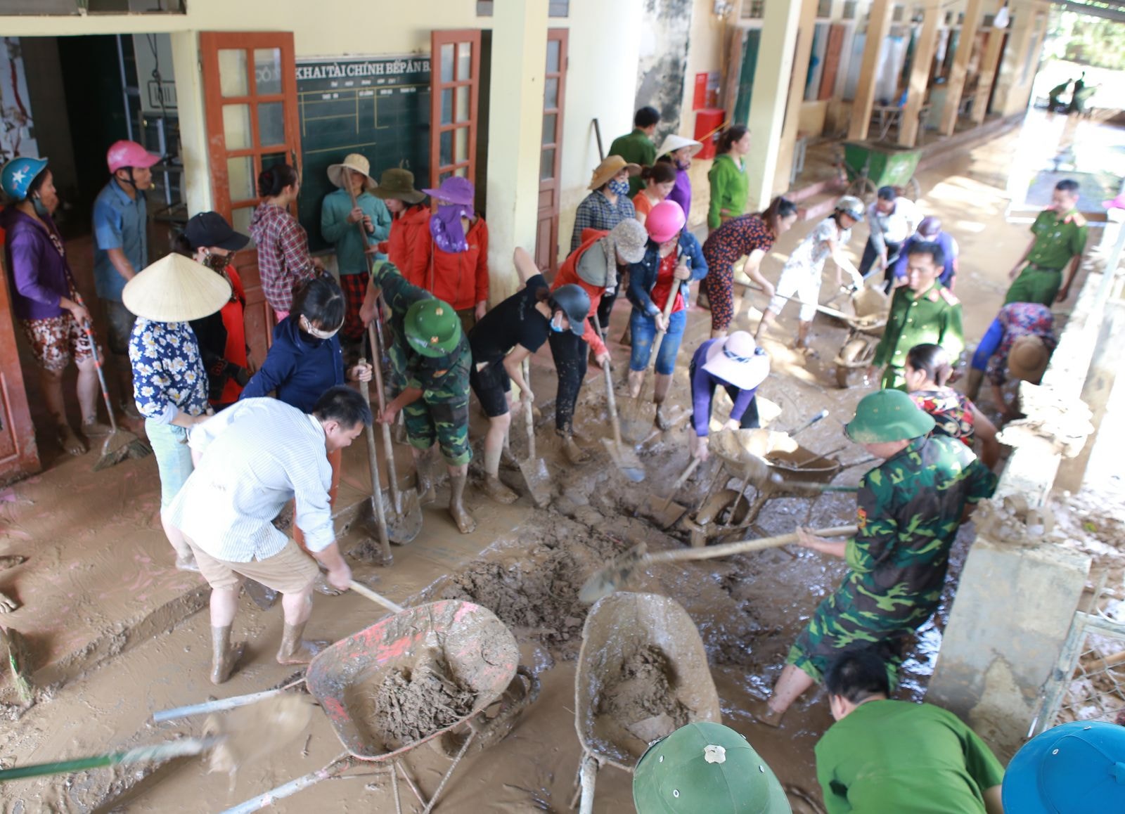 Bùn đất theo nước lũ tràn vào các công sở, trường học trên địa bàn huyện Kỳ Sơn