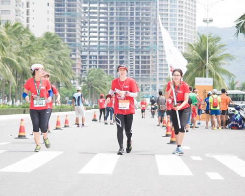 Bà Sylvie Lam (giữa) - Giám đốc nhân sự của SolarBK Holdings tham dự đường chạy 42 km.