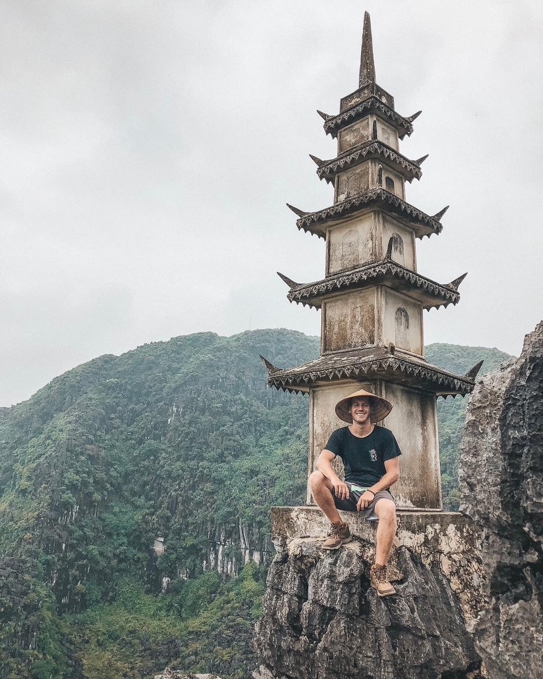 Biết tới với tên gọi ‘Hang Mua Viewpoint' hay ‘Mua Caves', khu du lịch được khách Tây nhắc nhắc đến khá nhiều trên mạng xã hội cũng như blog cá nhân bởi cảnh sắc núi non đẹp như tranh vẽ.