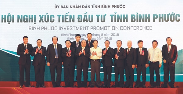 p/Ông Phan Đình Tuệ - Phó Tổng giám đốc Sacombank (thứ 5 từ phải qua) tại Hội nghị xúc tiến đầu tư tỉnh Bình Phước.