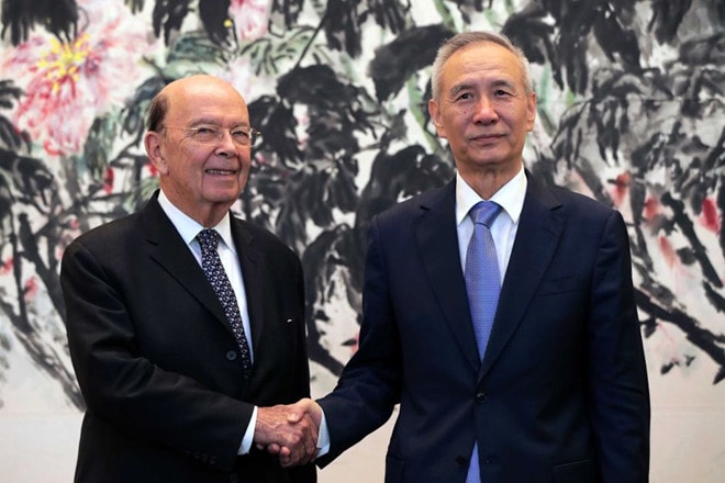 Bộ trưởng Thương mại Mỹ Wilbur Ross gặp gỡ cố vấn kinh tế Trung Quốc Lưu Hạc hồi tháng 6 tại Bắc Kinh. Nguồn: AP.