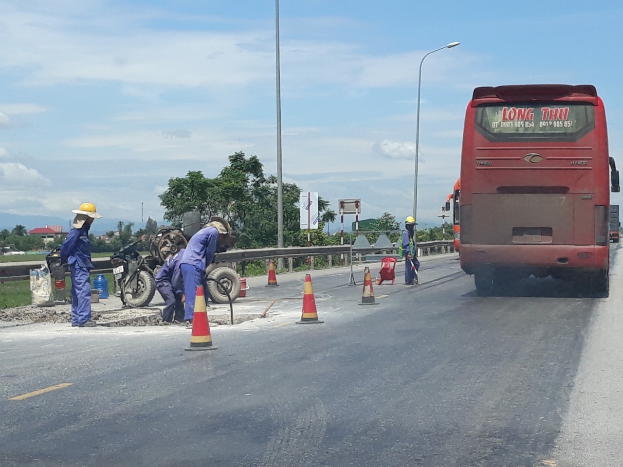 Chủ đầu tư tiến hành cải tạo, vá lại những điểm xuống cấp trên tuyến đường tránh Tp Vinh