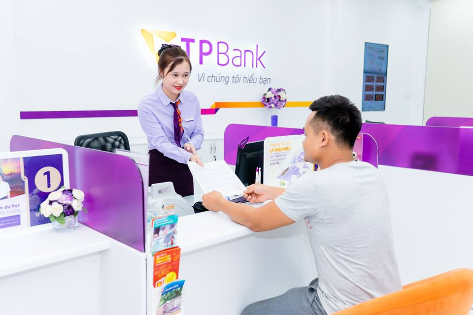 TPBank đang miễn hơn 60 loại phí dịch vụ, gồm rất nhiều các dòng sản phẩm như ebank, thẻ ghi nợ nội địa, thẻ ghi nợ quốc tế TPBank Visa...