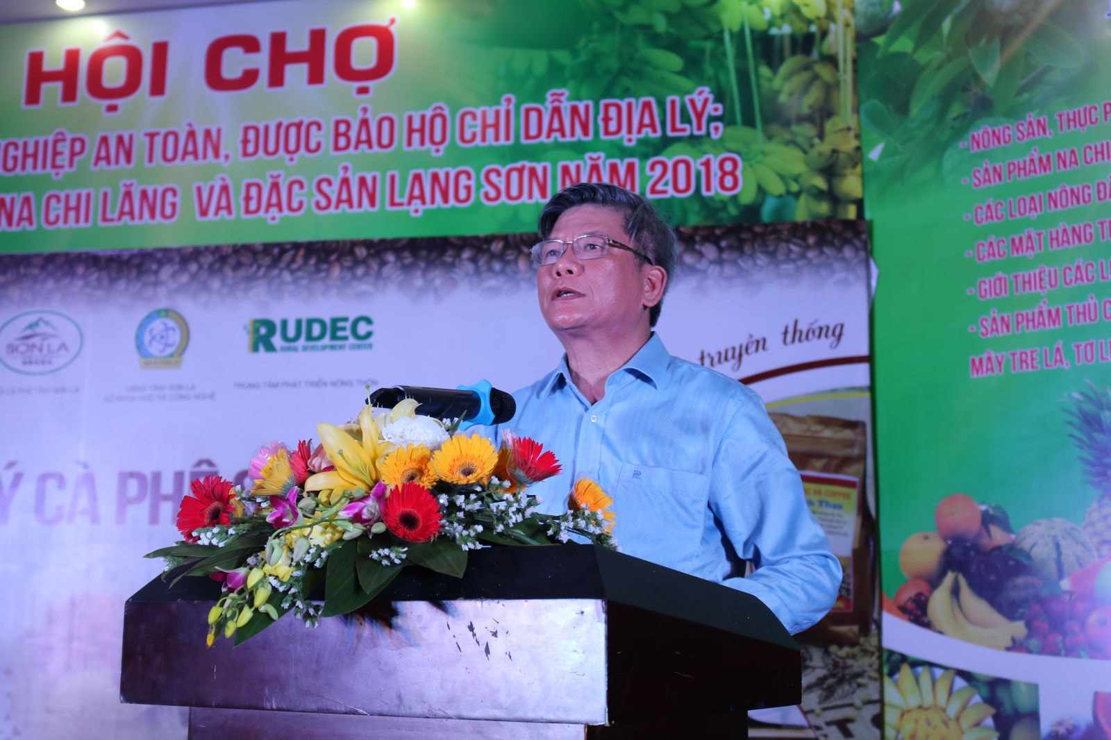 Ông Phạm Quang An - Giám đốc Sở Khoa học và Công nghệ Sơn La công bố văn bằng bảo hộ chỉ dẫn địa lý cà phê Sơn La tại Hà Nội