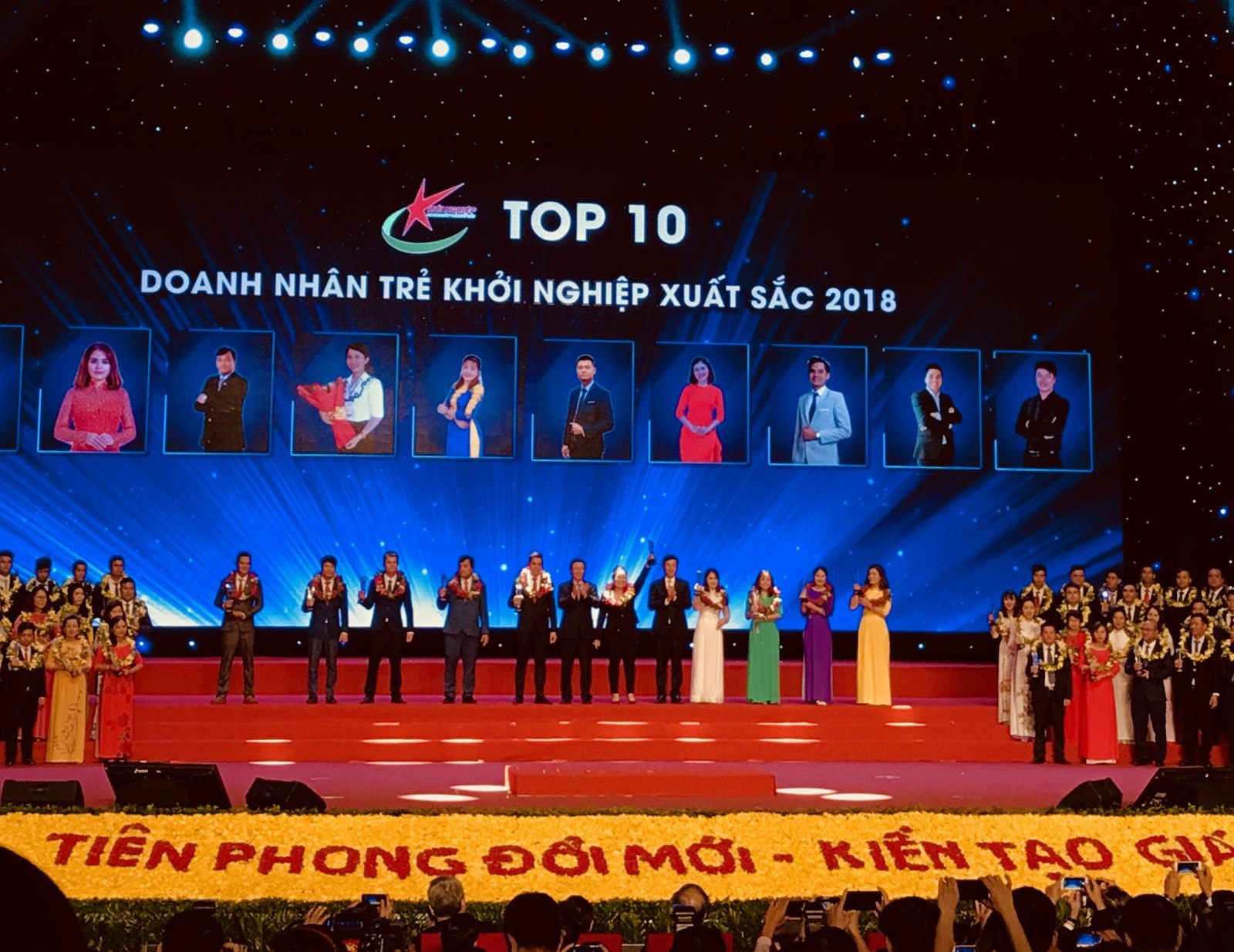 Phó Thủ tướng Vương Đình Huệ trao giải cho Top 10 Doanh nhân trẻ khởi nghiệp xuất sắc 2018