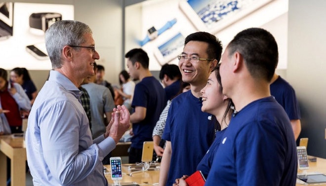 CEO Apple trò chuyện với nhân viên. Ảnh: Reuters