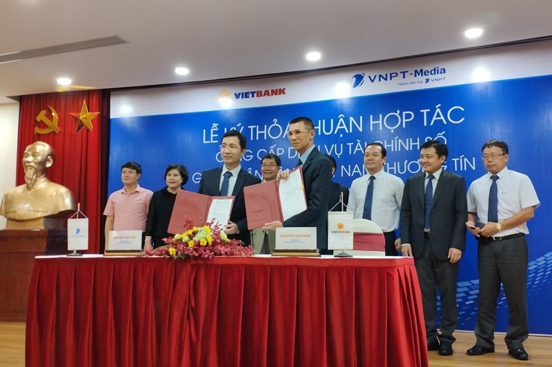 Ông Dương Thành Long - TGĐ Tổng công ty VNPT Media (bên trái) và Ông Nguyễn Thanh Nhung - TGĐ Vietbank (bên phải) ký kết hợp tác