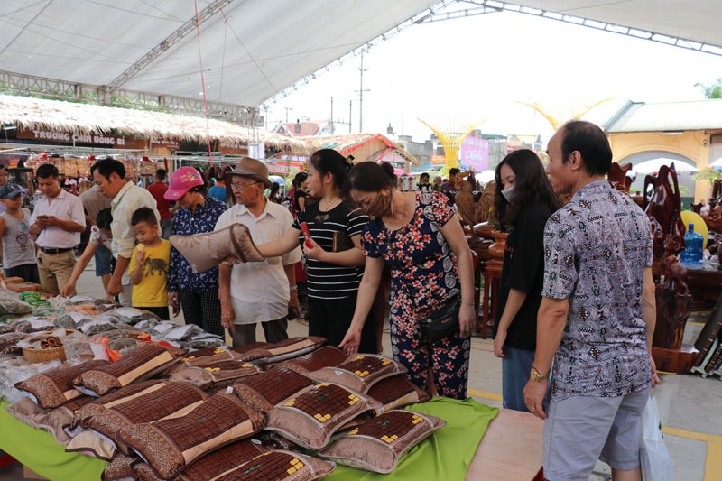 Rât đông nhân dân và du khách đã đến tham quan mua sắm trong ngày đầu hoạt động. (uongbi.gov.vn)