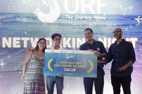 Đại diện nhóm nhận giải tại cuộc thi Pitching Competition tại sự kiện SURF Đà Nẵng 2018. Ảnh: Nhật Tuấn.