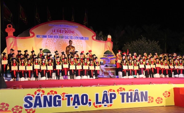 94 học sinh, sinh viên có thành tích xuất sắc tại lễ vinh danh.