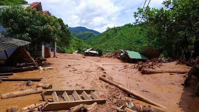 Sạt lở đất vùi lấp nhiều nhà dân, chia cắt nhiều tuyến đường ở huyện Mường Lát.