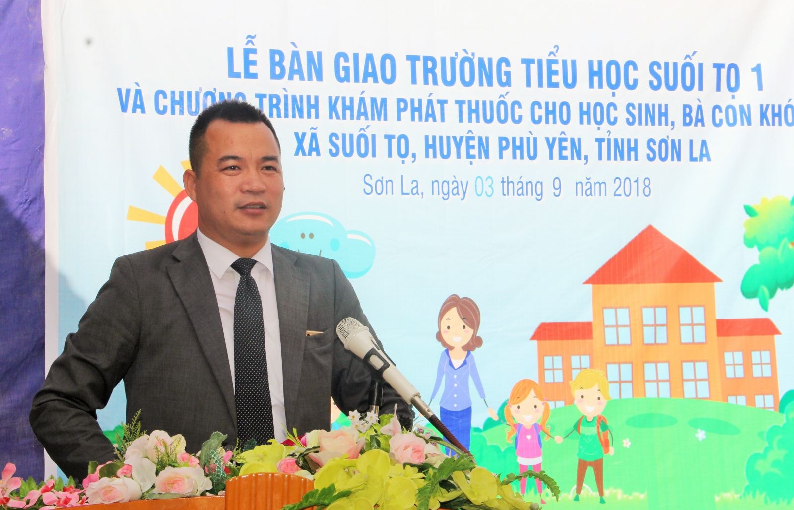 Ông Nguyễn Ngọc Huy, trưởng ban kêu gọi tài trợ Quỹ Dad Rotary, phát biểu tại lễ bàn giao