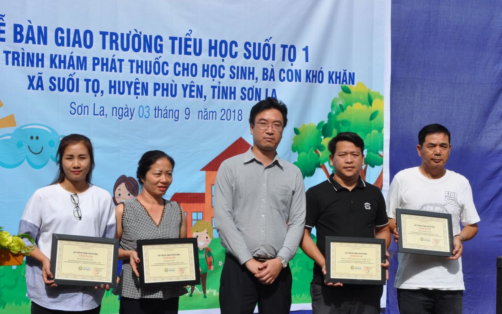 Ông Đào Quang Minh, Phó Trưởng ban sáng lập quỹ Dad Rotary trao bằng khen cho đại diện các nhà hảo tâm