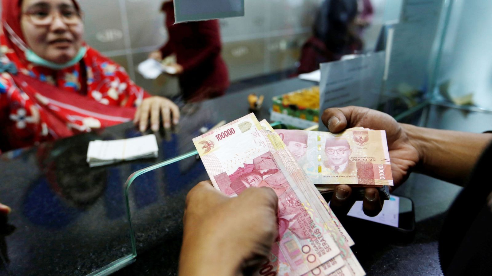 Kể từ hồi đầu năm nay, đồng Rupiah của Indonesia đã mất giá 9% so với đồng USD. ( Ảnh: Reuters)