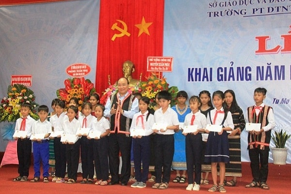 Thủ tướng chụp hình lưu niệm với các em học sinh tại Lễ khai giảng tại trường PTDTNT Tu Mơ Rông