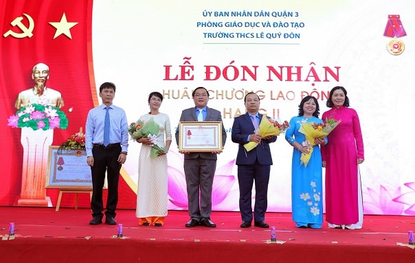 Ông Phạm Đăng Khoa – Hiệu trưởng trường THCS Lê Quý Đôn Quận 3, TP.Hồ Chí Minh cùng đại diện Thầy cô giao của trường nhận Huân chương Lao động hạng Nhì do Chủ tịch nước trao tặng cho trường.