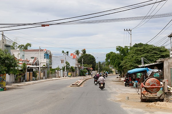 p/Tuyến đường 1,9 km có vốn đầu tư gần 70 tỉ đồng dẫn từ đường ven biển vào các khu đất của Công ty Bách Đạt hiện vẫn đang dang dở.