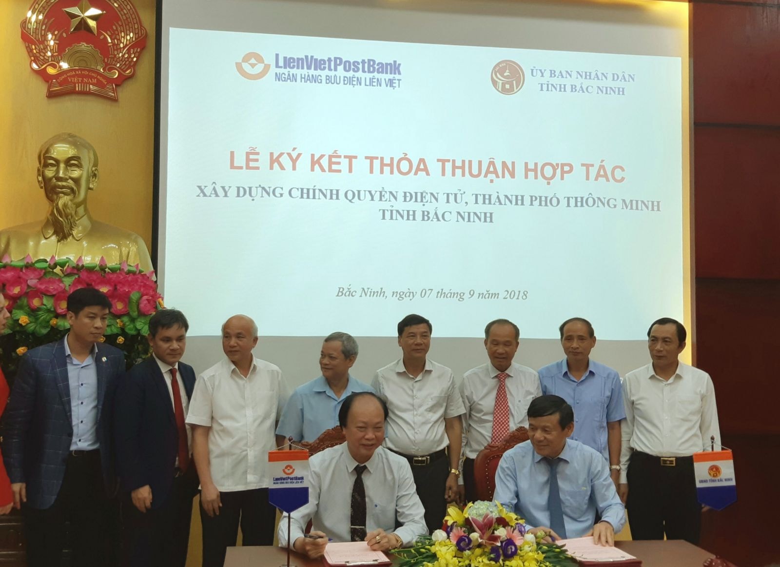 Thỏa thuận hợp tác giữa hai bên đánh dấu lần đầu tiên LienVietPostBank hợp tác với chính quyền một địa phương trong việc triển khai xây dựng mô hình chính quyền điện tử và thành phố thông minh