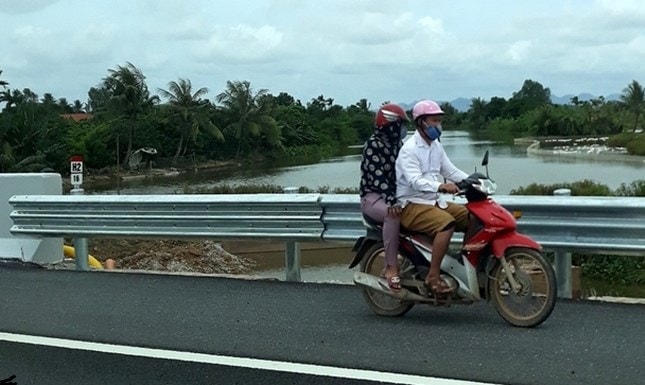 Xe máy đi ngược chiều trên cao tốc Hạ Long- Hải Phòng