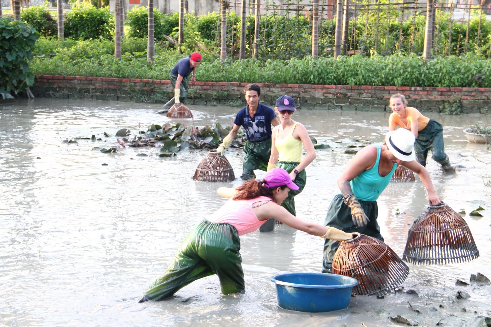 Cùng người dân mò cua, chụp cá