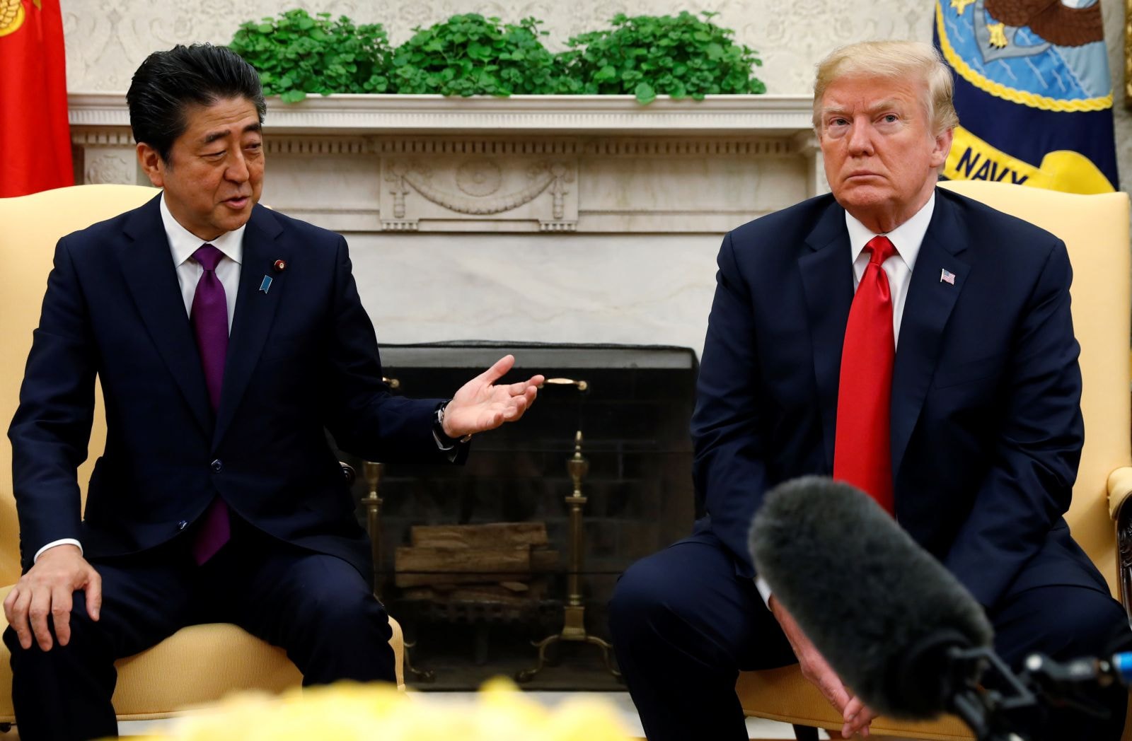 Thủ tướng Nhật Bản Shinzo Abe luôn coi Tổng thống Mỹ Donald Trump là 