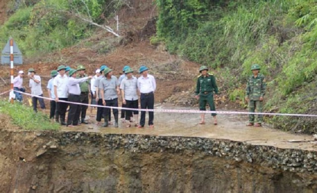 Đoàn công tác của Ban Tổ chức Trung ương, tỉnh Thanh Hóa kiểm tra tiến độ thông tuyến đường 15C trên địa bàn xã Nhi Sơn, Pù Nhi.