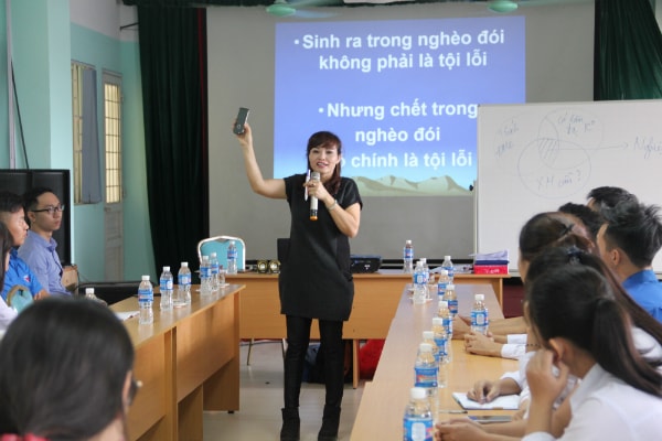 Bài học trở nên lôi cuốn, hấp dẫn bởi những ví dụ sinh động từ chính trải nghiệm cuộc sống của các giảng viên