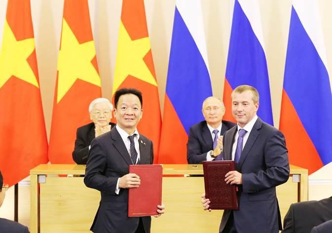 Tổng Bí thư Nguyễn Phú Trọng và Tổng thống Liên bang Nga Vladimir Putin chứng kiến lễ trao biên bản ghi nhớ hợp tác đầu tư giữa ông Đỗ Quang Hiển - Chủ tịch HĐQT SHB và ông Nikolay Kosov - Chủ tịch HĐQT Ngân hàng IIB.