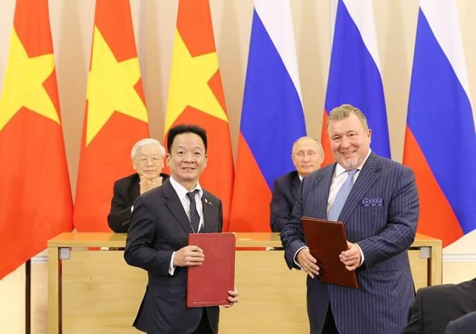Tổng Bí thư Nguyễn Phú Trọng và Tổng thống Liên bang Nga Vladimir Putin chứng kiến lễ trao biên bản ghi nhớ hợp tác đầu tư giữa ông Đỗ Quang Hiển - Chủ tịch HĐQT SHB và ông Denis Ivanov - Chủ tịch HĐQT Ngân hàng IBEC.