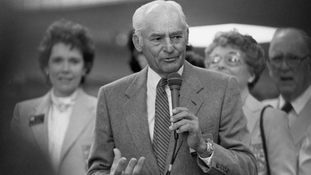 Sam Walton đã viết cuốn sách “Cuộc đời kinh doanh tại Mỹ”