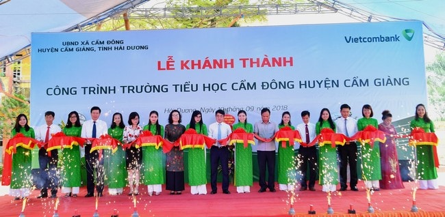 Các đại biểu tham gia cắt băng khánh thành công trình Truờng Tiểu học Cẩm Đông