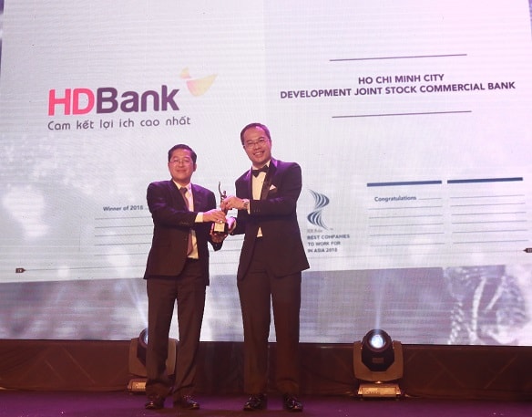 Ông Phạm Quốc Thanh -P.TGĐ HDBank (trái) nhận giải thưởng danh giá 