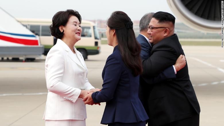 Trước đó, Tổng thống Moon Jae-in và phu nhân đã dành cho vợ chồng nhà lãnh đạo Kim Jong-un cái ôm thân mật tại sân bay