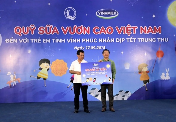 Ông Đỗ Thanh Tuấn - Giám đốc Đối Ngoại Vinamilk trao bảng tượng trưng 66.000 ly sữa cho đại diện tỉnh Vĩnh Phúc.